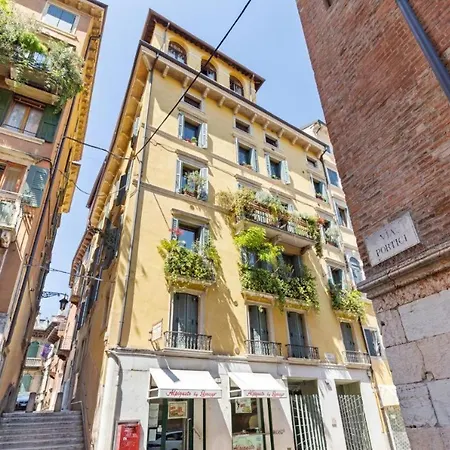Centro Piazza Erbe Werona